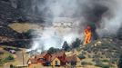 Smoke and flames encroach upon homes on the eastern front of the High Park fire near Laporte, Colorado June 10, 2012. A wind-driven wildfire burning in the rugged Colorado canyon spread out of control, forcing hundreds of people to evacuate and one person in the fire zone was reported missing, officials said on Sunday. REUTERS/Marc Piscotty (UNITED STATES - Tags: DISASTER ENVIRONMENT) Published: Čer. 10, 2012, 11:15 odp.