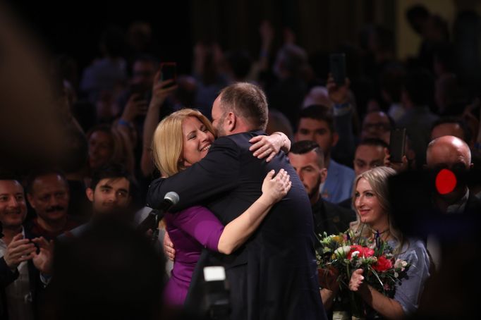 Zuzana Čaputová v objetí s Ivanem Štefunkem, bývalým šéfem Progresivního Slovenska.