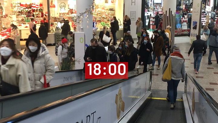 Fronty z prvního dne znovuotevřených obchodů: Předvánoční nákupy se teprve rozbíhají