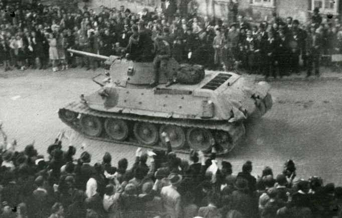 Příbram, 9. května 1945. Příbramští vítají tank T-34/76 jednotek ROA přijíždějící z východu na náměstí Viktoria (T.G.Masaryka).