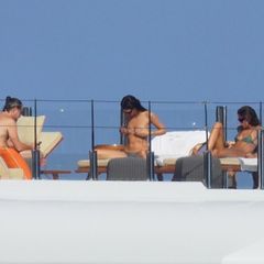 Leonardo DiCaprio a jeho přítelkyně Vittoria Ceretti na plavbě kolem Středozemního moře poblíž Cannes.