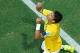 Čtvrtý je další stoper, Brazilec Thiago Silva, který kvůli karetnímu trestu nemůže hrát semifinále.