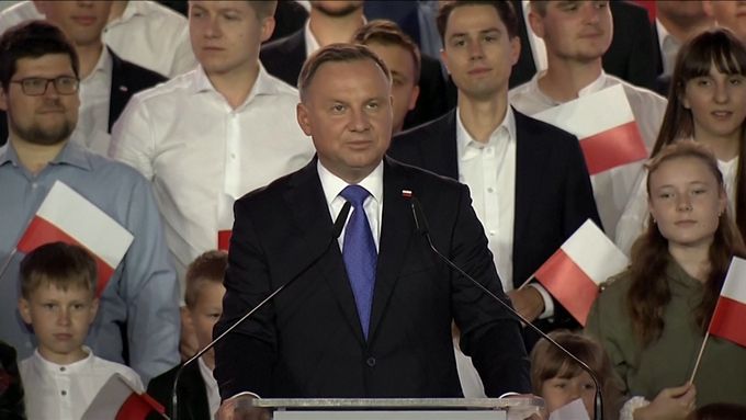 Pod bílo-červenou vlajkou je místo pro všechny, řekl po znovuzvolení polský prezident Duda.