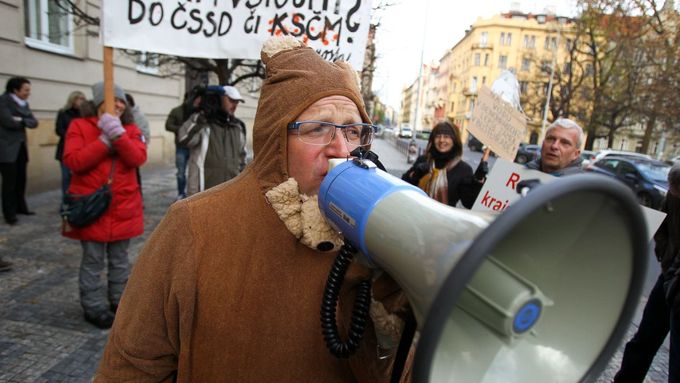 Foto: Medvědí demonstrace starostů za spravedlivější dělení peněz pro obce. Hejtman ale systém hájí