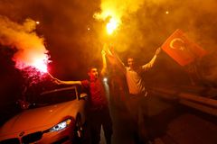 Fotbalové hvězdy dávají Turecku sbohem. Před životem ve strachu utíkají i další cizinci
