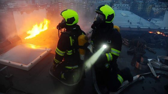 Foto: Pražští hasiči zasahovali u požáru podkrovního bytu ve Vršovicích