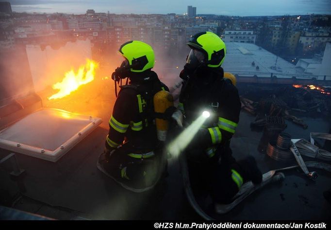 25. prosince 2018 v 07:38 hodin zasahovaly tři jednotky pražských hasičů v ulici Přípotoční v Praze 10 u požáru střechy nad bytem obytného domu.