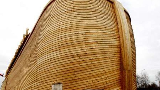 Replika Noemovy archy, která se staví v nizozemském Schagenu.