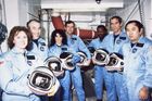 Sedmičlenná posádka osudného letu Challengeru z roku 1986 na fotografii v Kennedyho vesmírném centru. Christa McAuliffeová stojí první zleva.