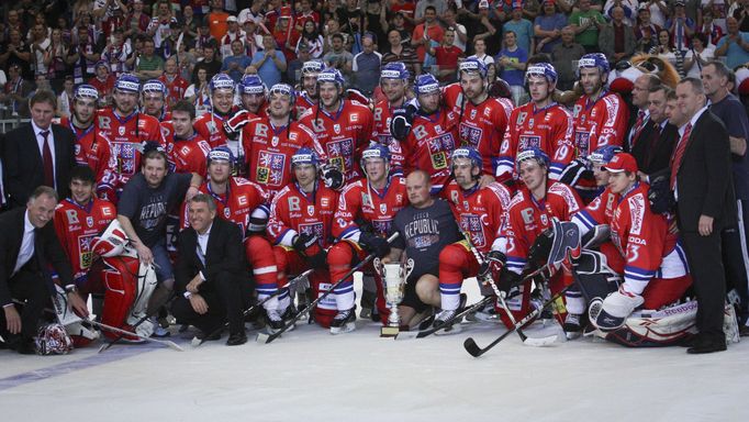 Vítězné české mužstvo se fotí po utkání Českých hokejových her Česko - Rusko v Brně s trofejí pro celkového vítěze EHT.