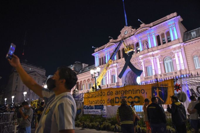 Truchlení za Diega Maradonu (lidé před prezidentským palácem v Buenos Aires)