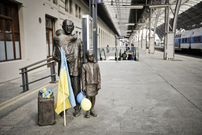 Ozvěny válečného konfliktu na Ukrajině na Hlavním nádraží v Praze, kde funguje rovněž asistenční výpomoc pro uprchlíky z Ukrajiny.