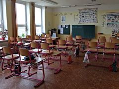 Jedna ze tříd základní školy v Řeporyjích, ani sem nemuseli žáci přijít na vyučování.