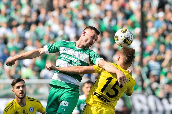 Erik Prokop z Bohemians v souboji s Ondřejem Zmrzlým