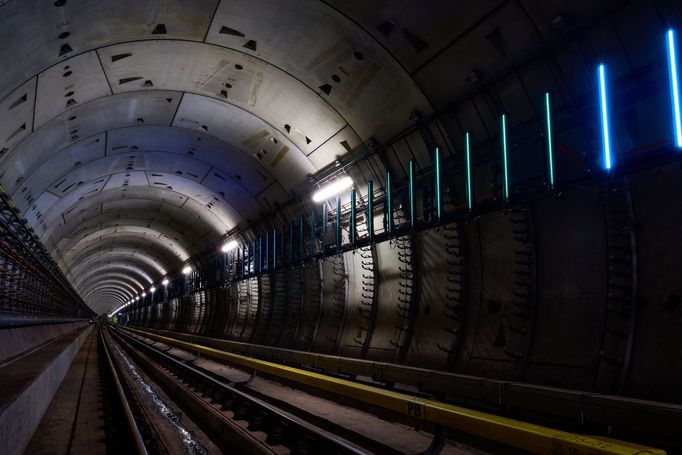 Nový zobrazovací systém speciálně upravený pro pražské metro je technologie založená na LED zobrazovacích jednotkách, které jsou sestavené do řady na stěně tunelu