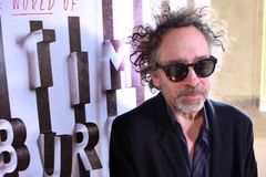 Tim Burton se vrátí do Prahy. Nová výstava zahrne i díla ze seriálu Wednesday