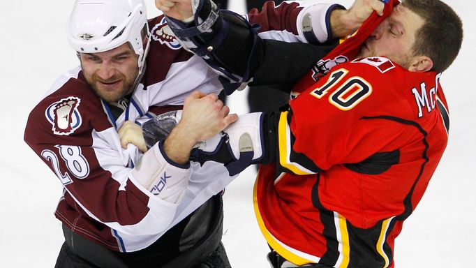 David Kočí v souboji s McGrattanem z Calgary.