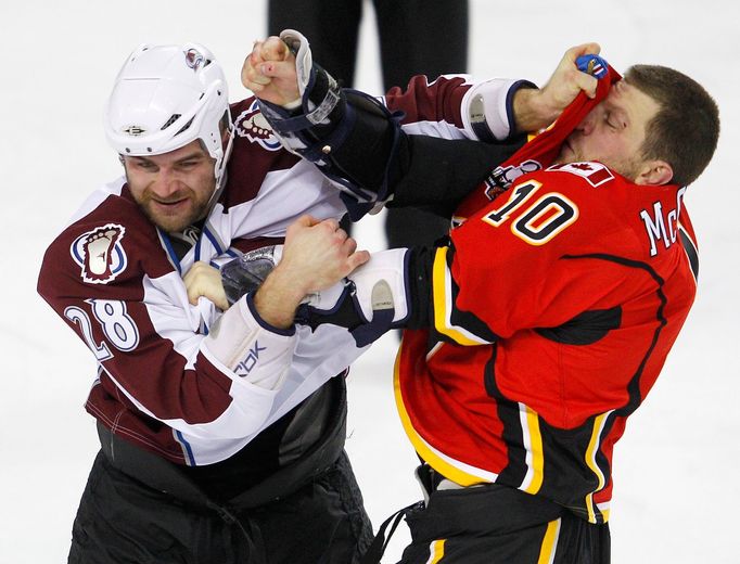 David Kočí v souboji s McGrattanem z Calgary.