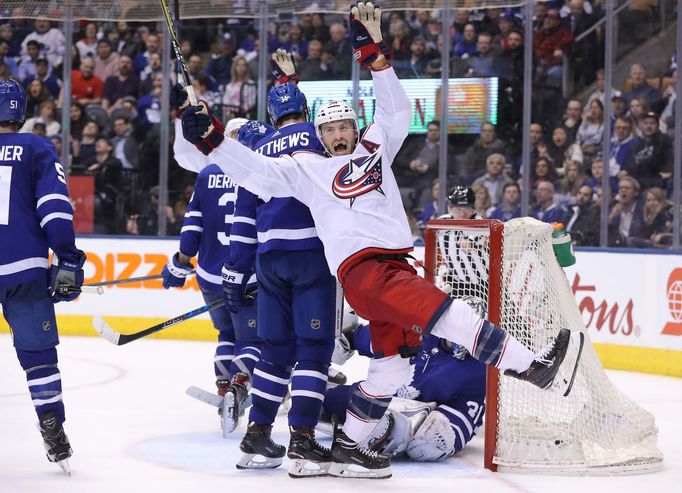 Boone Jenner slaví gól, kterým Columbus začal obrat na ledě Toronta