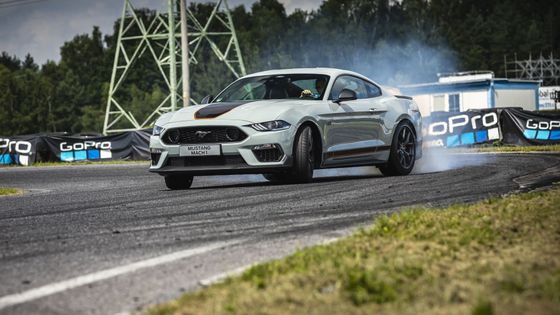 Ford Mustang cválá do cíle. Loučí se nabroušenou verzí Mach 1 a my už ji řídili