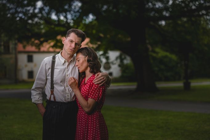 David Švehlík jako Standa a Johana Matoušková v roli Marie.