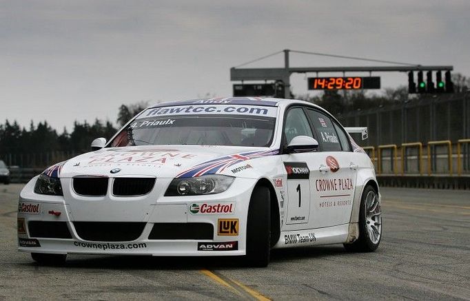 Andy Priaulx (BMW 320si).