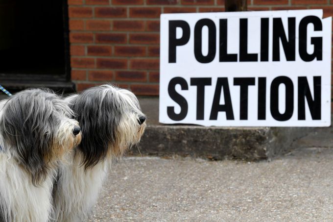 Volební místnost v Británii - ilustrační foto.