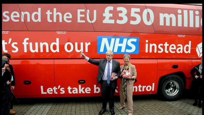 Volební autobus "Johnsoňák" se slibem 350 milionů na zdravotnictví. (V kampani Boris Johnson a poslankyně Gisela Stuartová.)