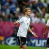 Miroslav Klose, Andre Schuerrle a Mesut Özil se diví neuznanému gólu během utkání Německo - Řecko ve čtvrtfinále Eura 2012