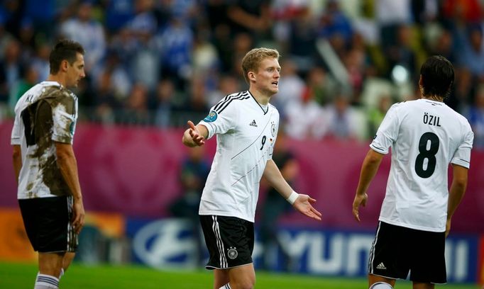 Miroslav Klose, Andre Schuerrle a Mesut Özil se diví neuznanému gólu během utkání Německo - Řecko ve čtvrtfinále Eura 2012.