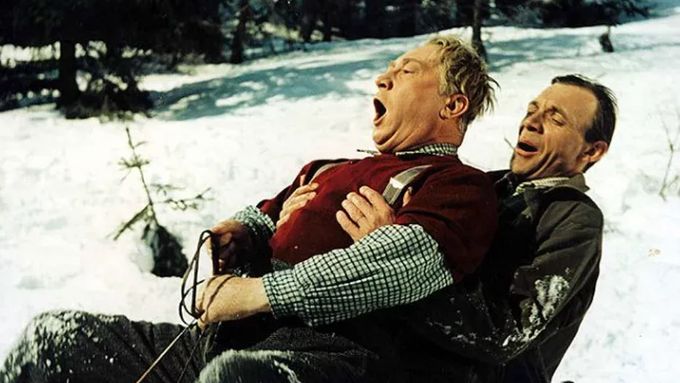 Jaroslav Marvan jako revizor dopravního podniku Gustav Anděl a Josef Kemr v roli jeho kamaráda Bohouše Vyhlídky ve filmu Anděl na horách (1955).