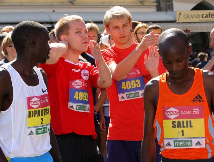 Běžci a běžkyně v ulicích Prahy