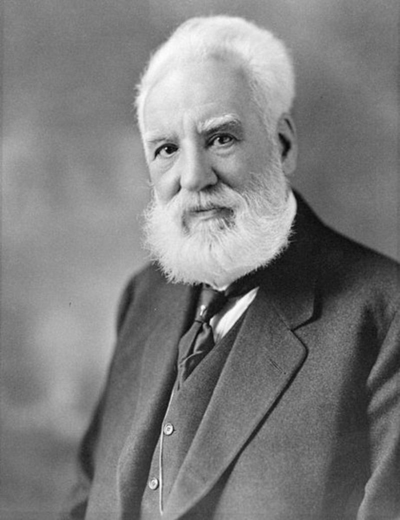Alexander Graham Bell American - první telefon