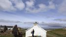 REFILE- CORRECTING TYPE OF INSTRUMENT BEING PLAYED Artist and poet Barry Edgar Pilcher, age 69, poses for a photograph as he plays the saxaphone on the Island of Inishfree in County Donegal May 1, 2012. Pilcher is the only inhabitant of the island on which he has lived for the past 20 years. He only leaves the island once a week to collect his pension and buy groceries on the mainland. REUTERS/Cathal McNaughton (IRELAND - Tags: ENTERTAINMENT SOCIETY) Published: Kvě. 2, 2012, 11:12 dop.