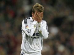 David Beckham z Realu Madrid se drží za hlavu poté, co v neproměnil šanci v utkání s Betisem Sevilla.