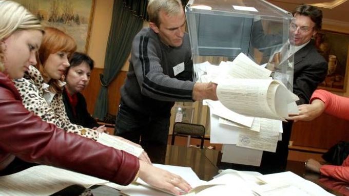 Volební komise v jednom z kyjevských obvodů se chystá přepočítávat další várku hlasů.