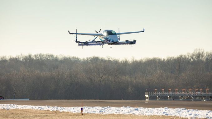 První autonomní létající auto úspěšně vzlétlo. Boeing ho chce do provozu nasadit už příští rok