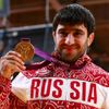 Ruský judista Mansur Isajev pózuje se zlatou medailí za kategorii mužů do 73 kg na OH 2012 v Londýně.