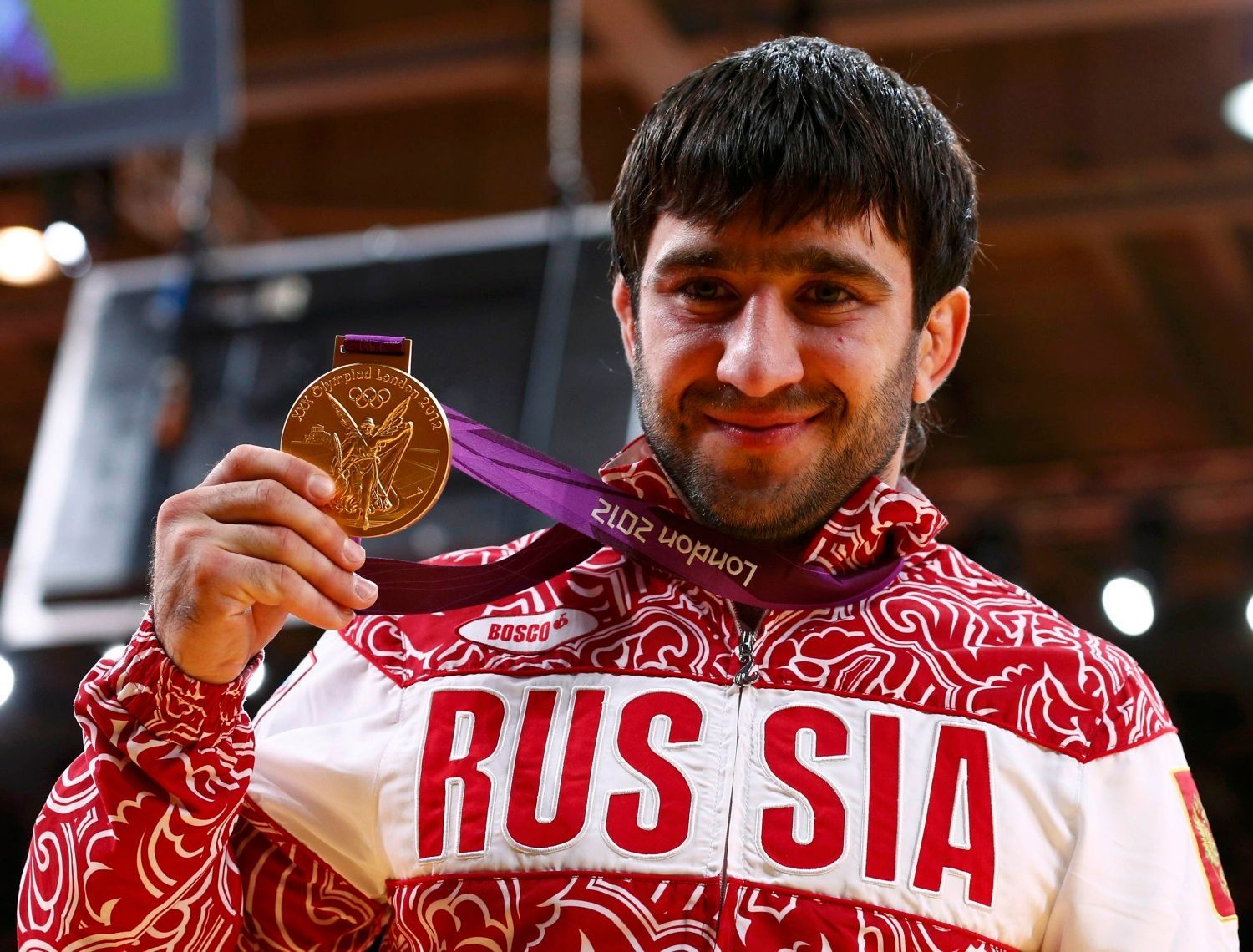 Ruský judista Mansur Isajev pózuje se zlatou medailí za kategorii mužů do 73 kg na OH 2012 v Londýně.