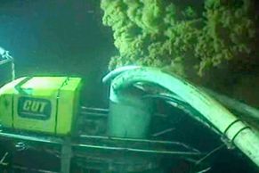 Snímky z hlubin moře: Roboti bojují s ropou, stále uniká