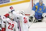 Norští hokejisté se radují z gólu do sítě ukrajinského gólmana Vadima Seliverstova.