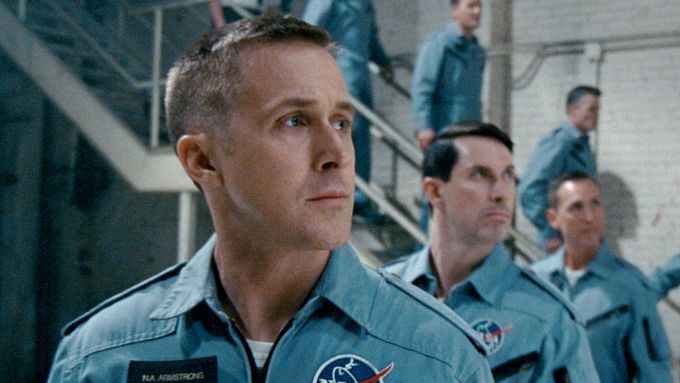 Astronauta Neila Armstronga ve filmu První člověk ztvárnil Ryan Gosling.