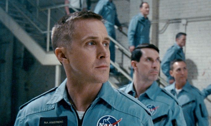 Astronauta Neila Armstronga ve filmu První člověk ztvárnil Ryan Gosling.