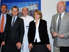 V důsledku nákazy bakterií E. coli zemřelo v Německu 22 lidí. Epicentrem je Hamburk (snímek z tiskové konference, v pozadí profesor Rolf Stahl).
