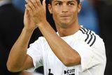 Cristiano Ronaldo tleská přítomným fanouškům