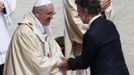 Colombia's President Juan Manuel Santos (R) shakes hands with Pope Francis as he leads a canonization mass in Saint Peter's Square at the Vatican May 12, 2013. The Pope is leading a mass on Sunday for candidates for sainthood Antonio Primaldo, Mother Laura Montoya and Maria Guadalupe Garcia Zavala. Montoya is the first Colombian to be canonized by the Roman Catholic Church.