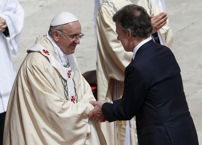 Colombia's President Juan Manuel Santos (R) shakes hands with Pope Francis as he leads a canonization mass in Saint Peter's Square at the Vatican May 12, 2013. The Pope is leading a mass on Sunday for candidates for sainthood Antonio Primaldo, Mother Laura Montoya and Maria Guadalupe Garcia Zavala. Montoya is the first Colombian to be canonized by the Roman Catholic Church.