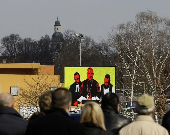 Do kostela se všichni nevlezli. Většina lidí zůstala před ním a bohoslužbu sledovala na velkoplošných obrazovkách.