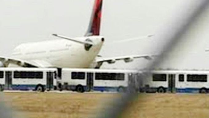 Letoun Northwest Airlines byl po vyhlášení poplachu odstaven na letišti v Detroitu. (Snímek byl pořízen z televizních záběrů.)