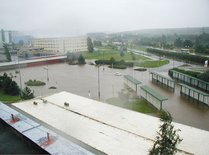 Prunéřov - zatopené parkoviště před „ELNOU“ (13. 8. 2012)